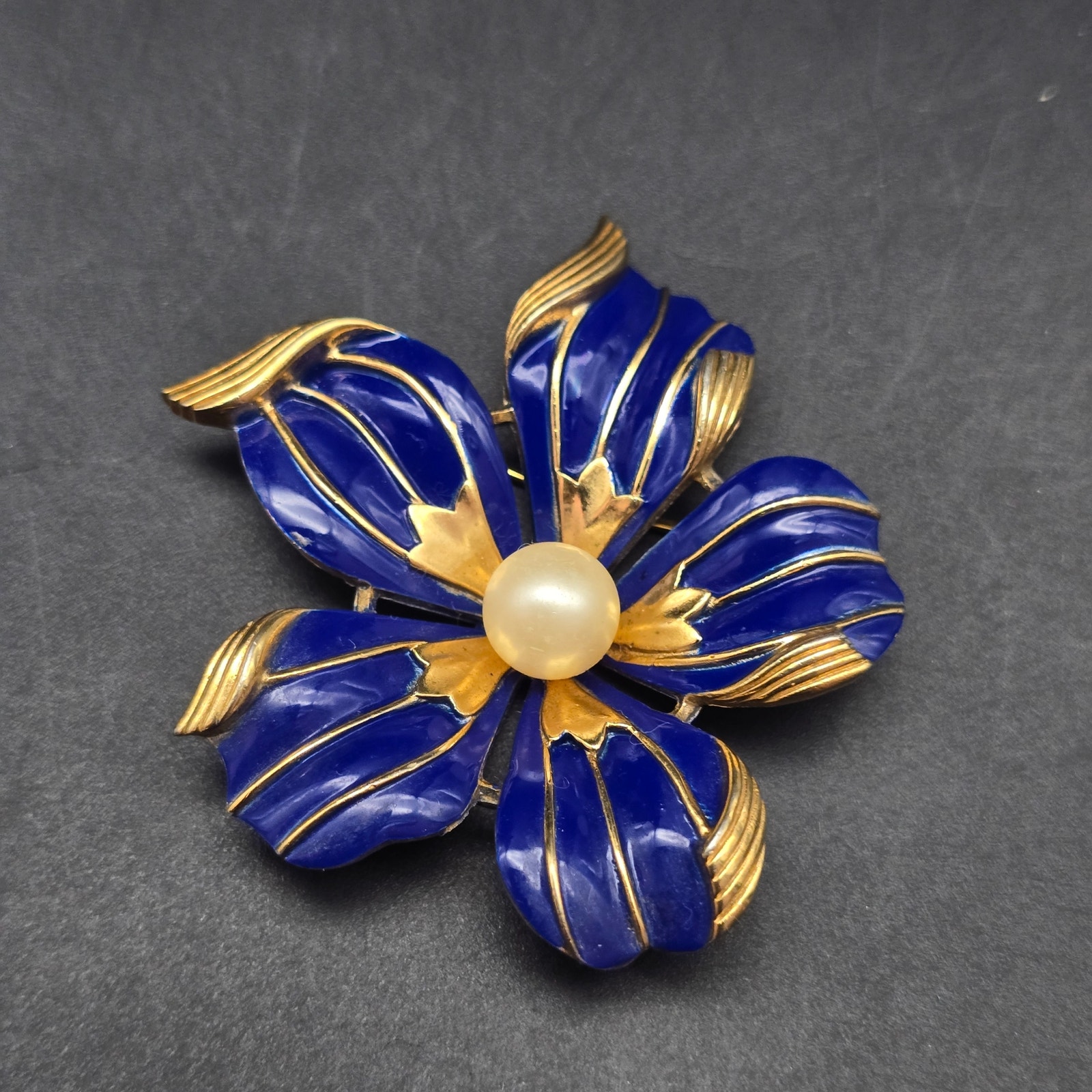 Crown Trifari Navy Blue Enamel Flower Brooch Gold Tone Faux Pearl Vintage 120$